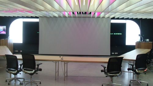 Leinwand mit Deckenmontage im Konferenzraum