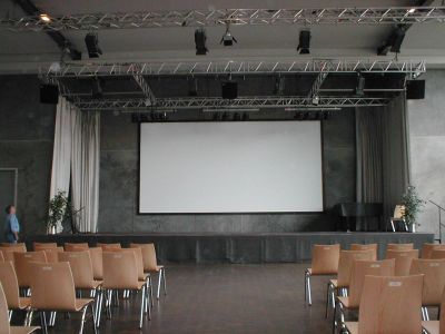 Beamer Akustik Rahmenleinwand 6 Meter breit 16:9 in Stadthalle